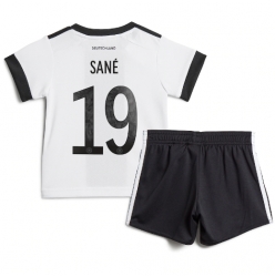 Deutschland Leroy Sane #19 Heimtrikot Kinder WM 2022 Kurzarm (+ kurze hosen)